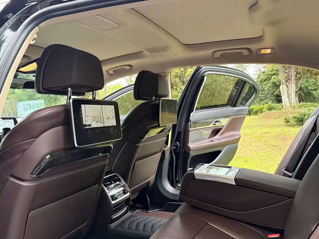 BMW 7 Series — миниатюра 13