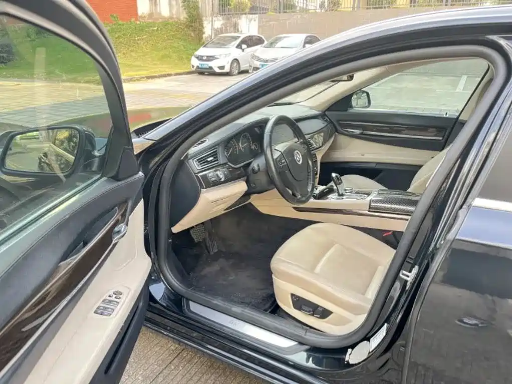 BMW 7 Series — миниатюра 9