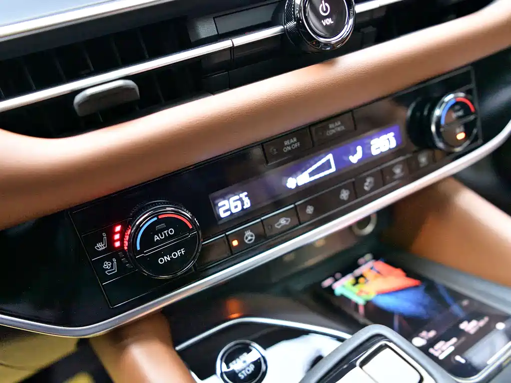 NISSAN EXPLORING THE LAND