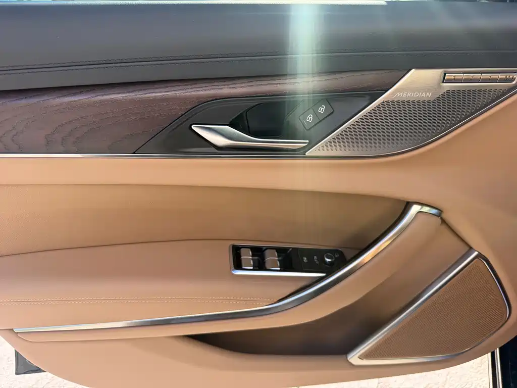 Jaguar XFL — миниатюра 9