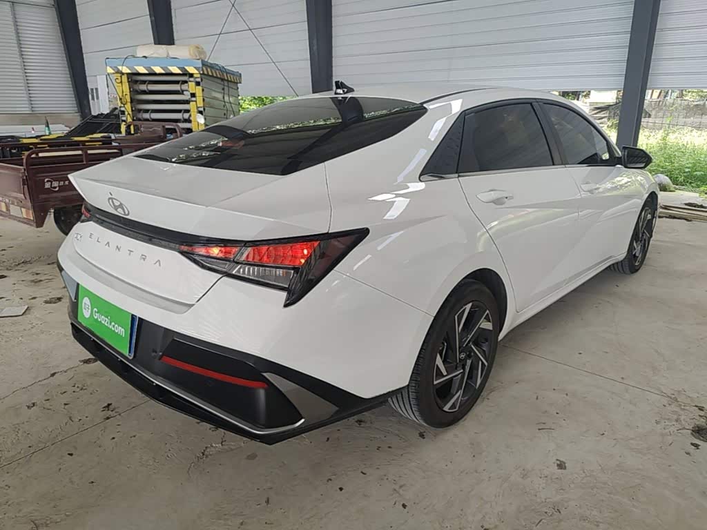 Hyundai Elantra 1.5 л 2025 г. Белый, пробег 23300 км