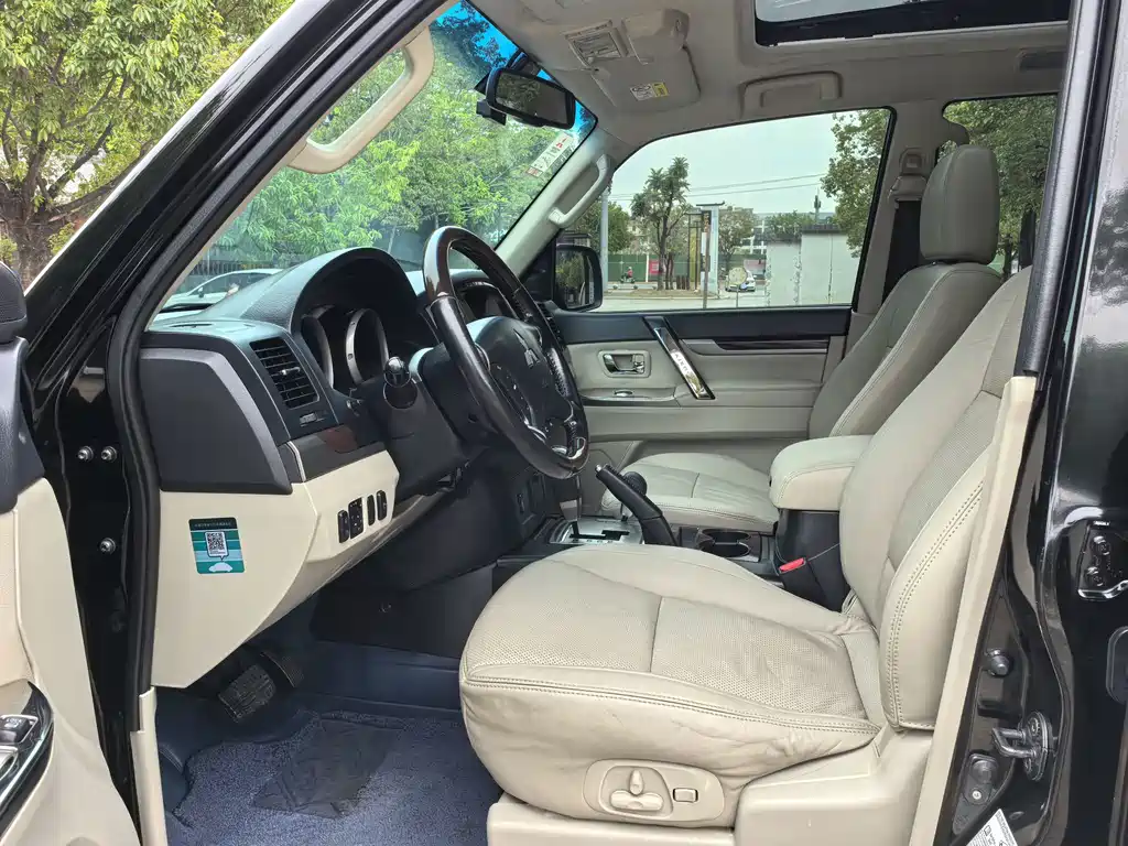 Mitsubishi Pajero (Import) — миниатюра 4