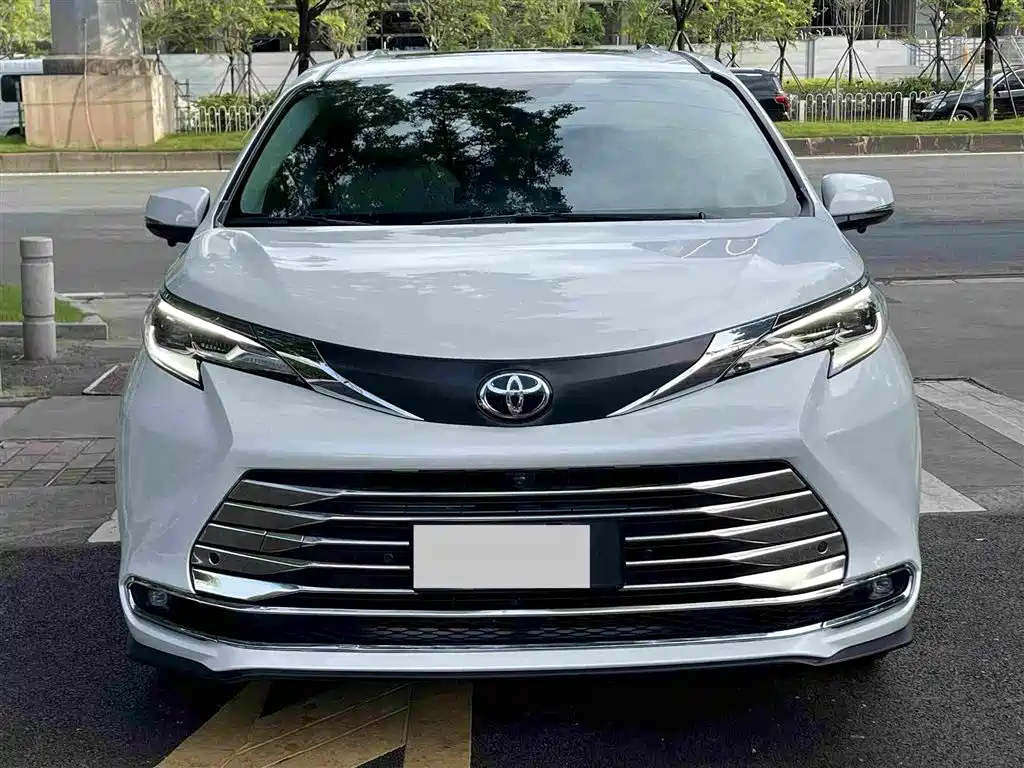 Toyota Sienna — миниатюра 2