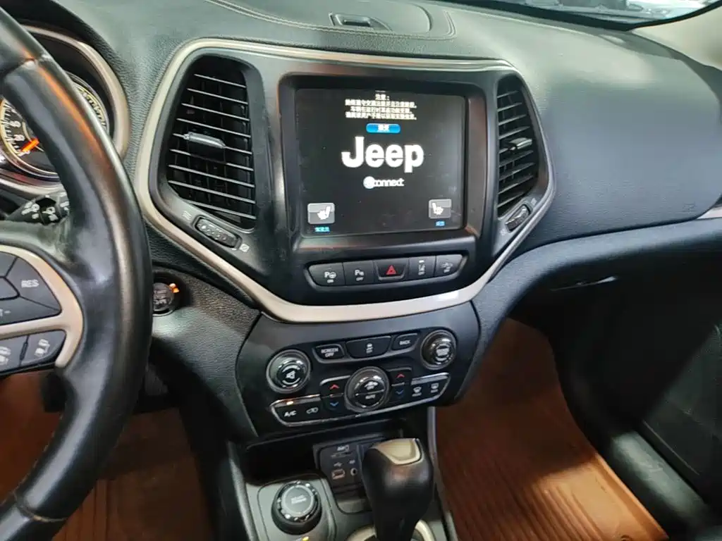 Jeep Cherokee (Import) — миниатюра 13