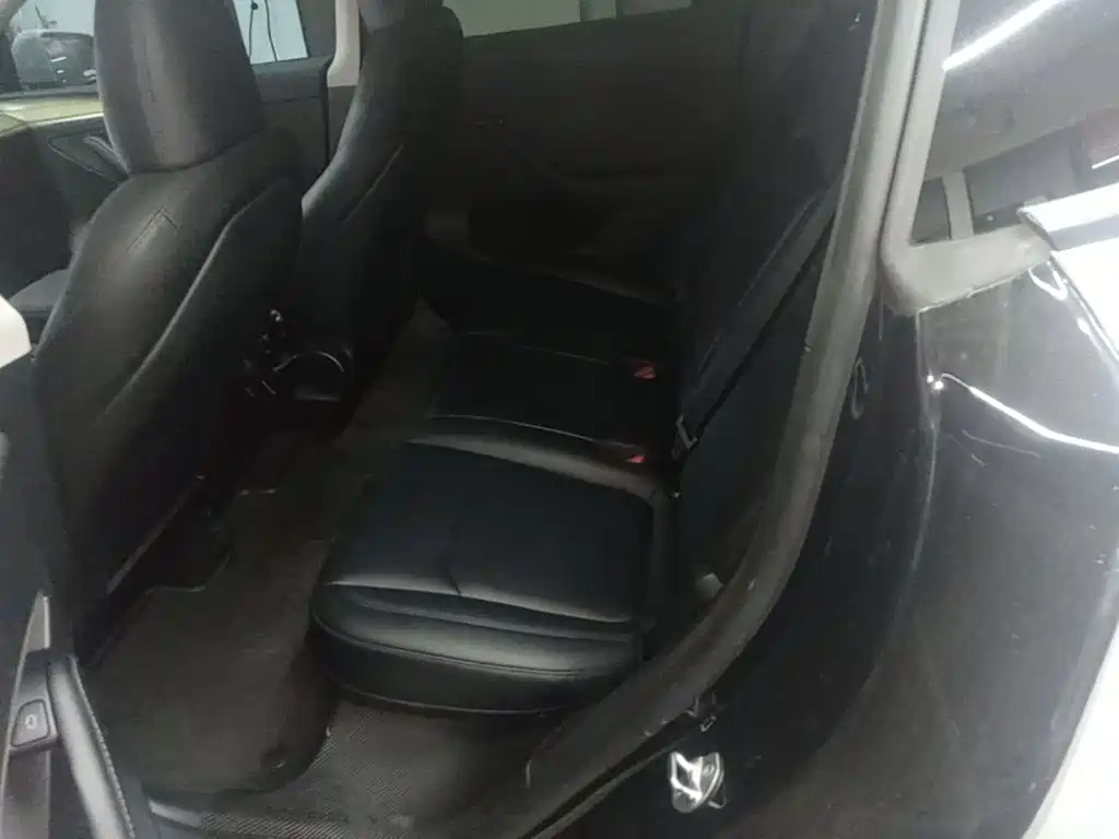 Tesla Model Y — миниатюра 17