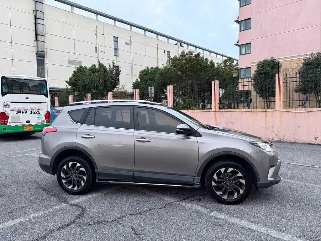 Toyota RAV4 — миниатюра 4