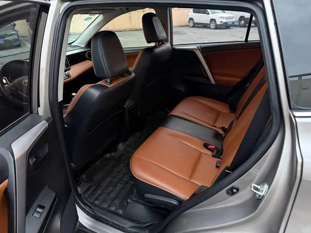 Toyota RAV4 — миниатюра 10