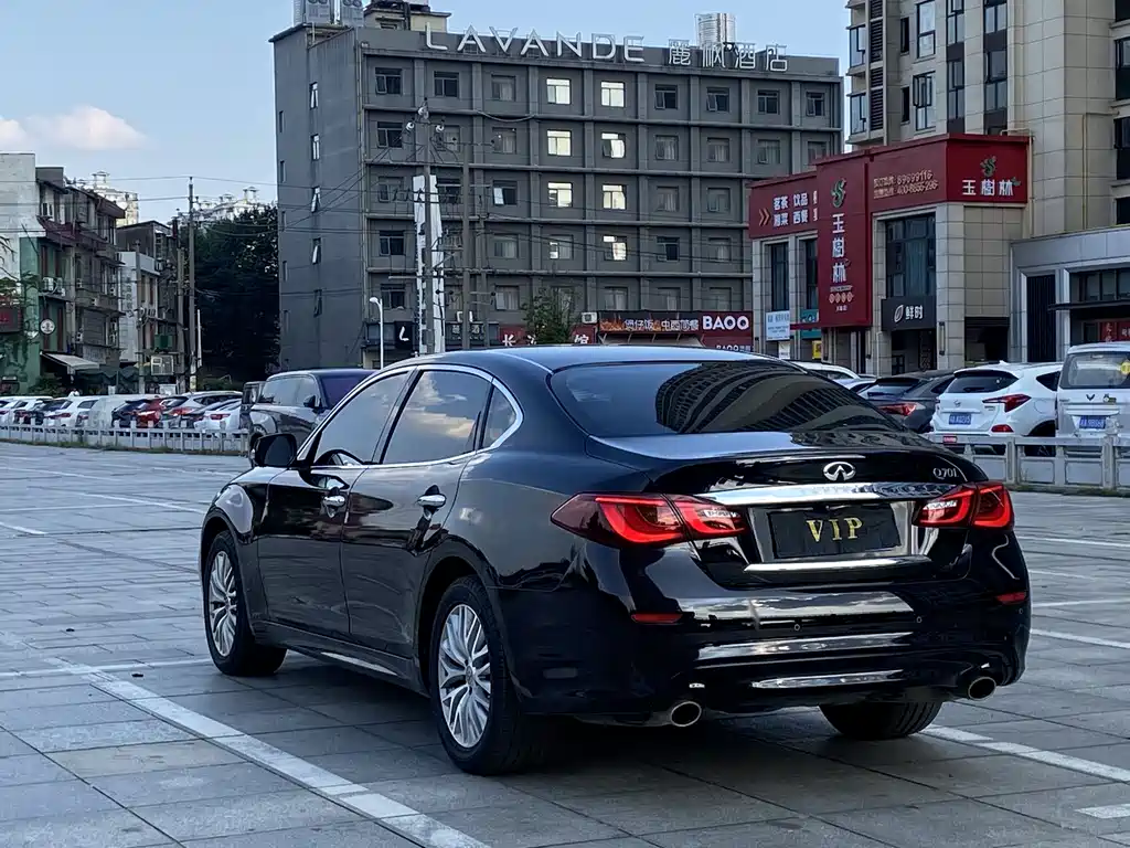INFINITI Q70