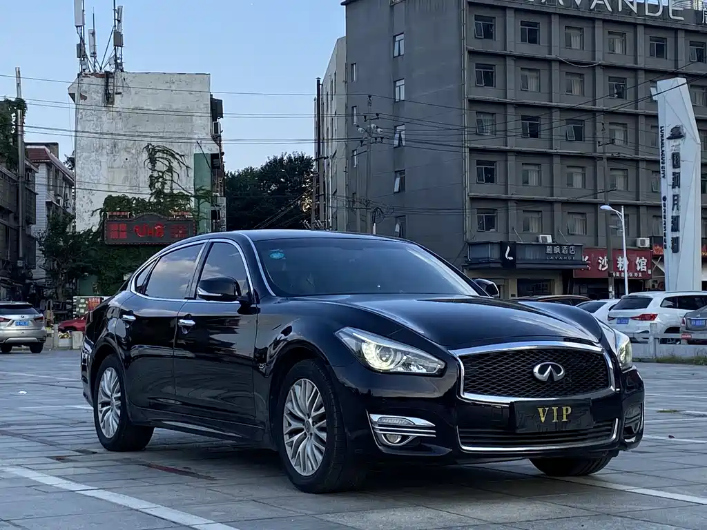 INFINITI Q70