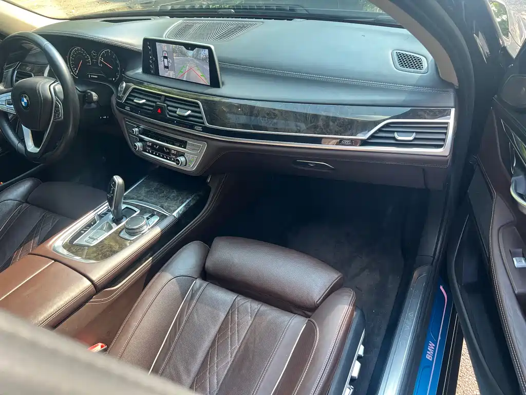 BMW 7 Series — миниатюра 10