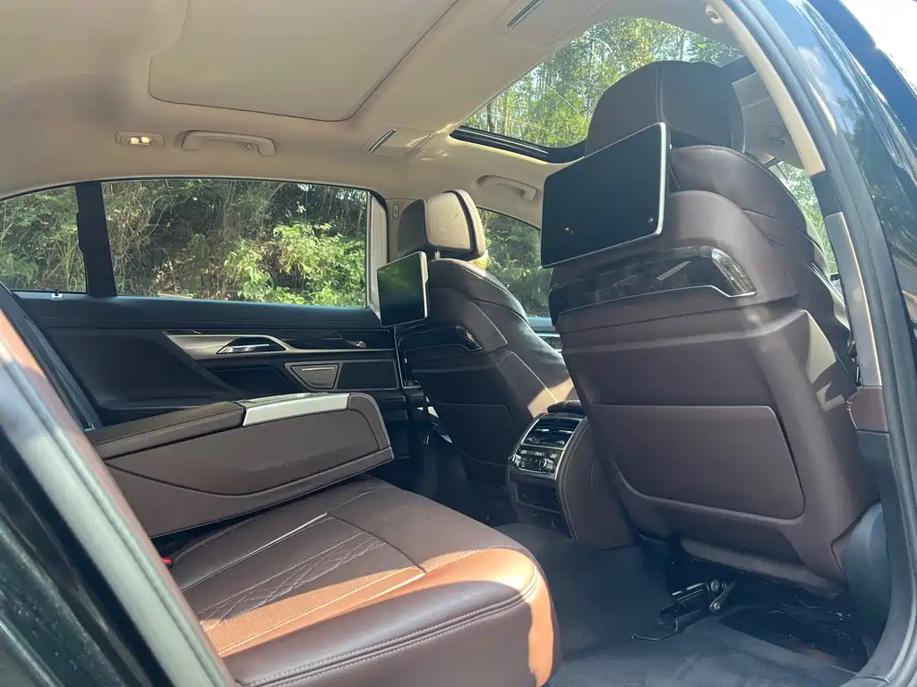 BMW 7 Series — миниатюра 11