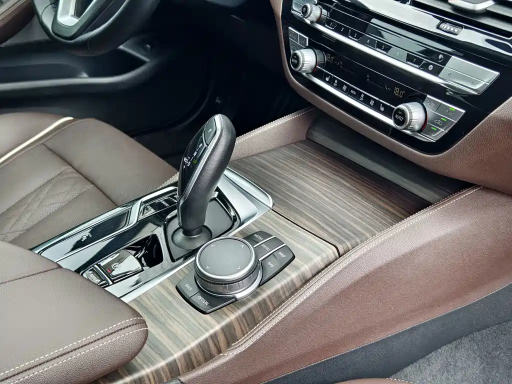 BMW 5 Series — миниатюра 16