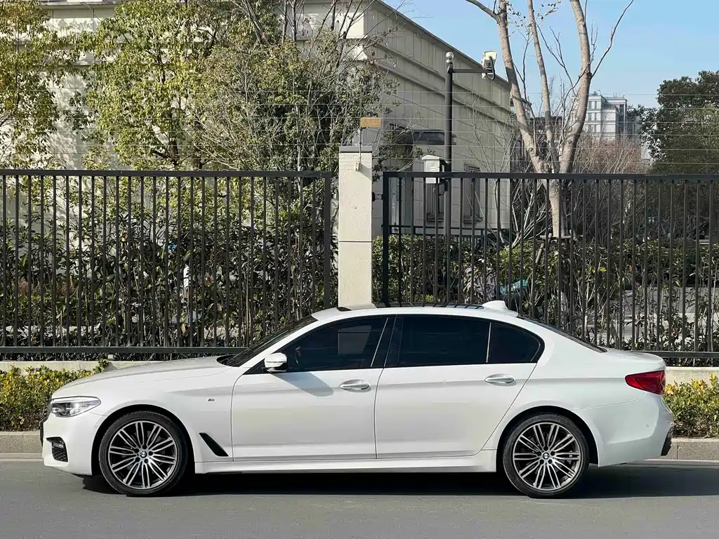 BMW 5 SERIES