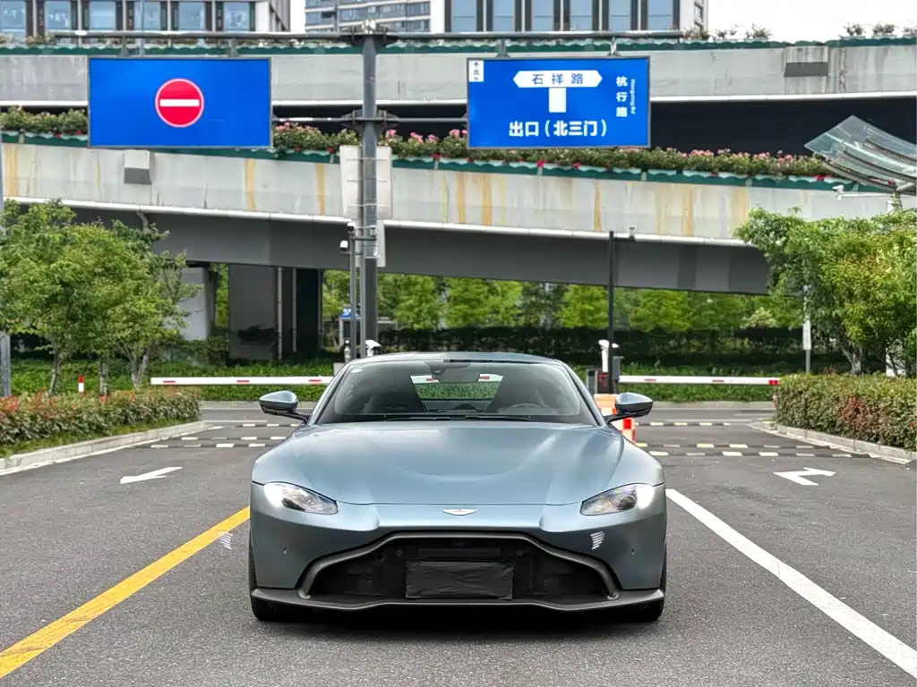 Aston Martin V8 Vantage 2019