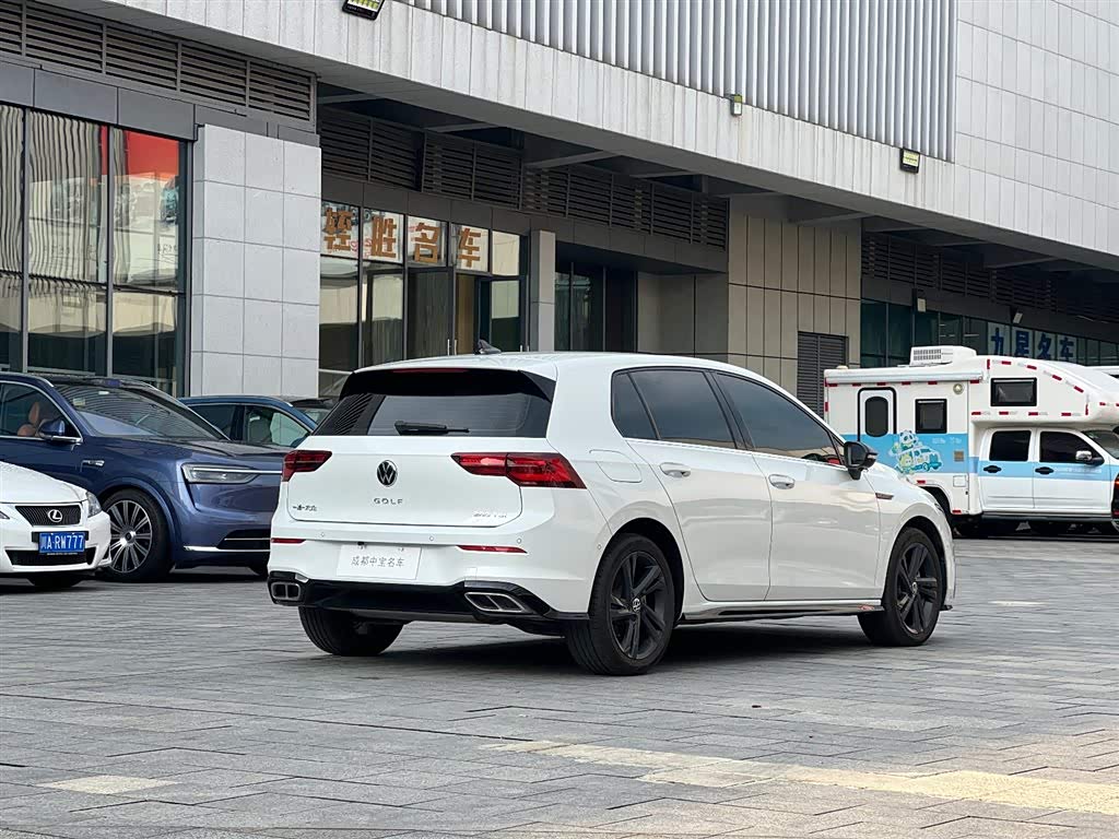 Volkswagen Golf 1.4 л 2023 г. Белый, пробег 27000 км