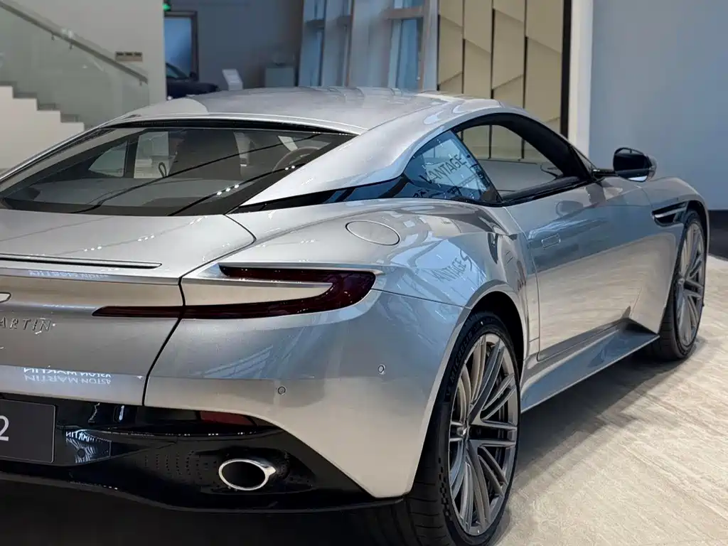 Aston Martin DB12 — миниатюра 5