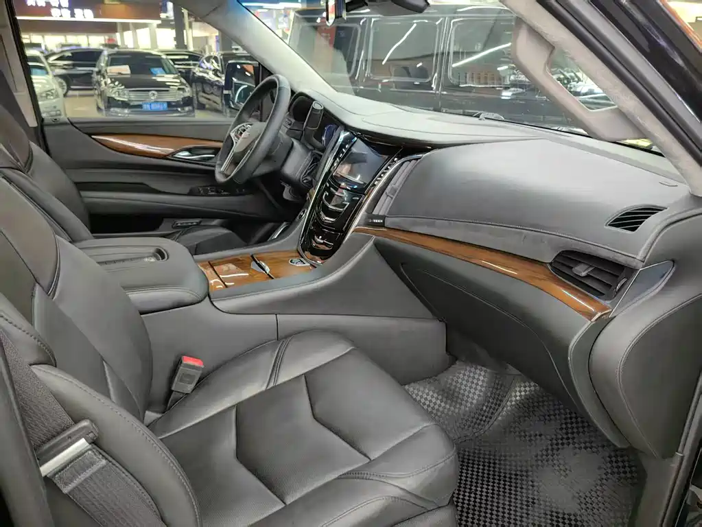 Cadillac Escalade — миниатюра 4