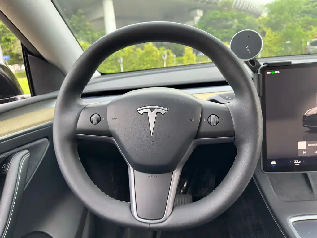 Tesla Model Y — миниатюра 11