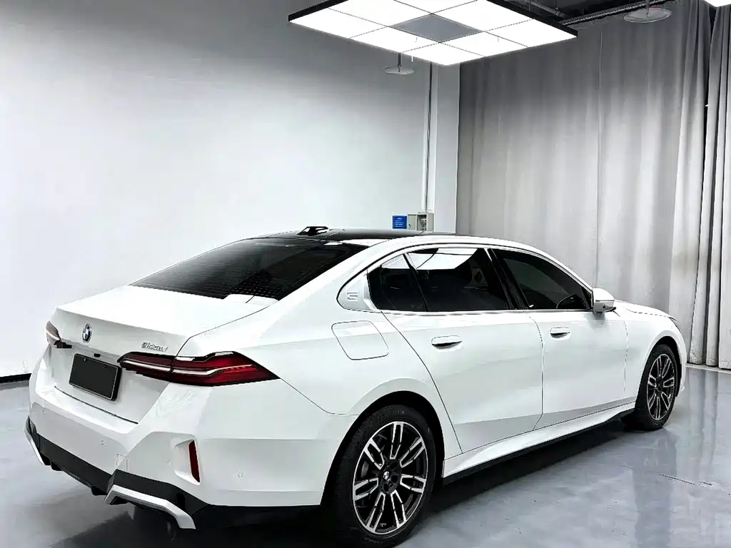 BMW 5 Series — миниатюра 9