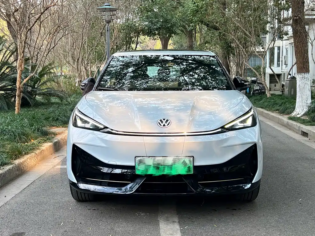 VOLKSWAGEN WITH THE CROWD 06