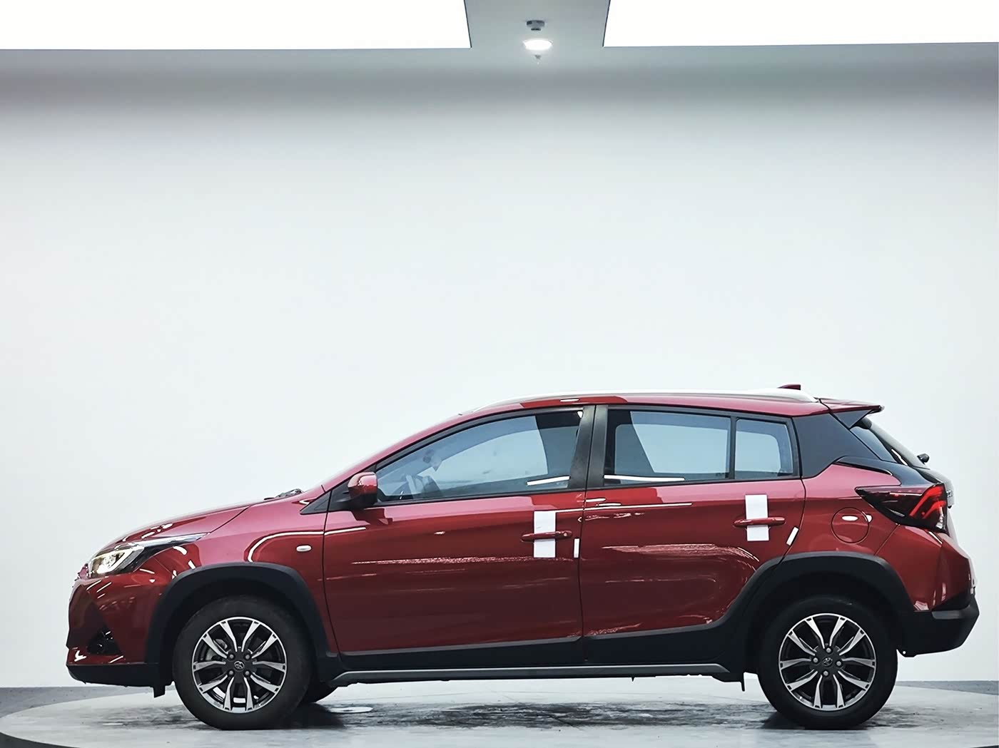 Toyota YARiS L Zhi Xuan 1.5 л 2022 г. красный/фиолетовый, пробег 33100 км