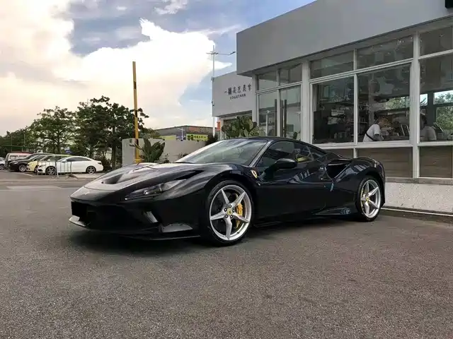 FERRARI F8