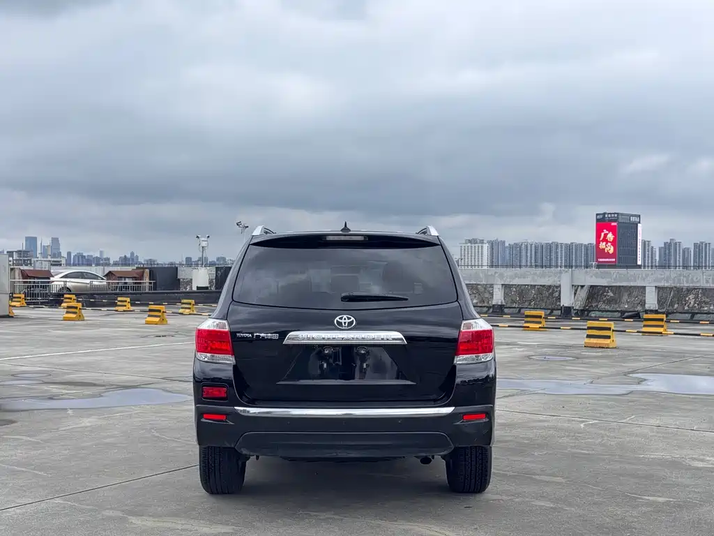 Toyota Highlander 2013 2.7L 5 мест