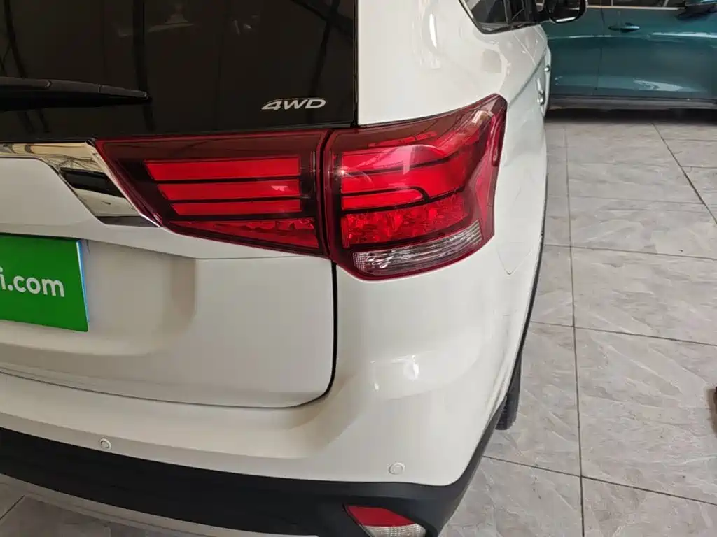 Mitsubishi Outlander (Import) — миниатюра 8
