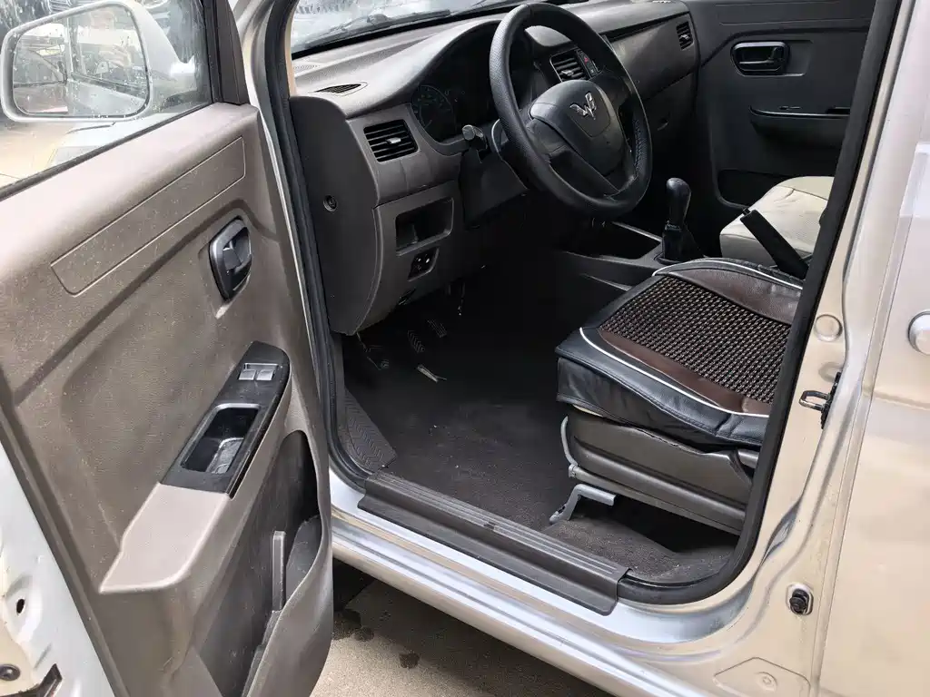 Wuling Rongguang V — миниатюра 7