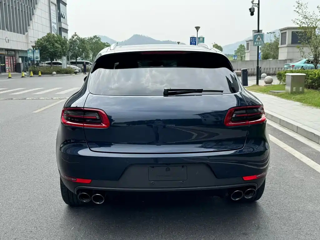 PORSCHE MACAN