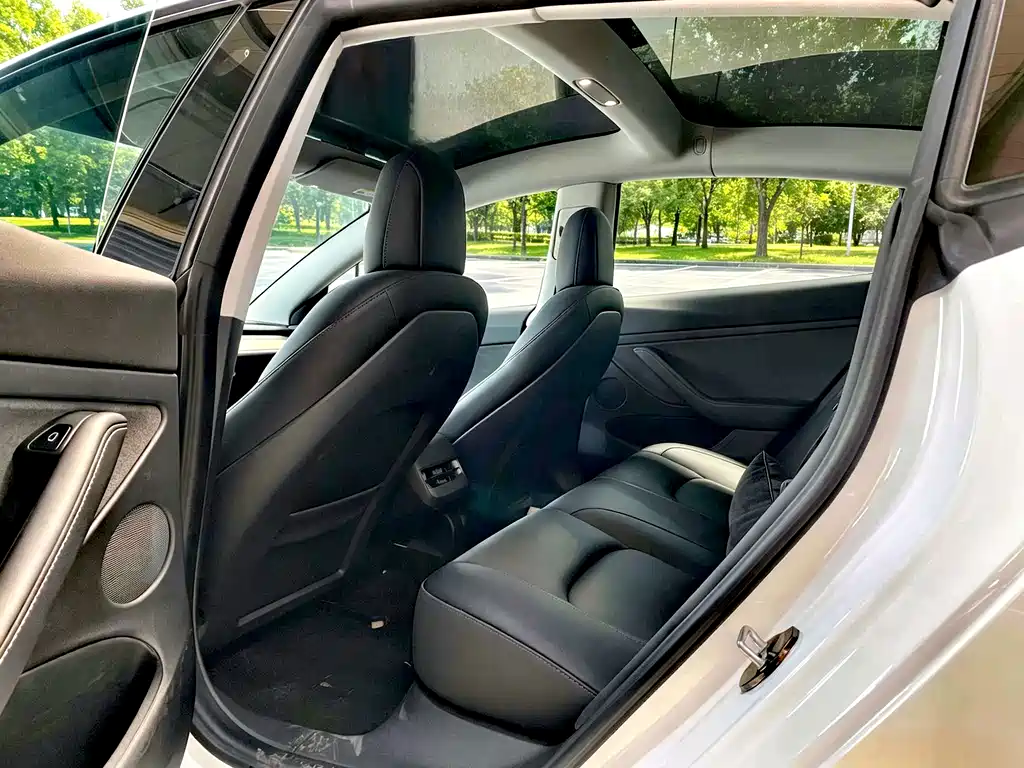 Tesla Model 3 — миниатюра 10