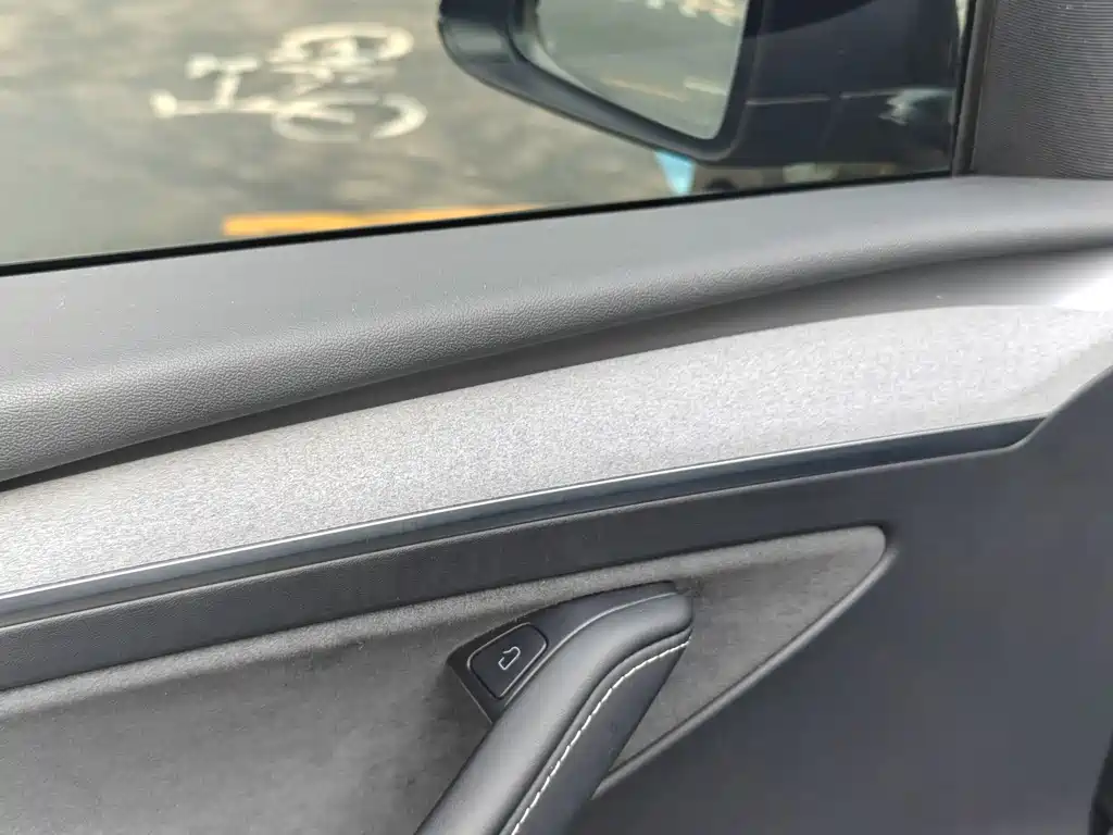 Tesla Model Y — миниатюра 5