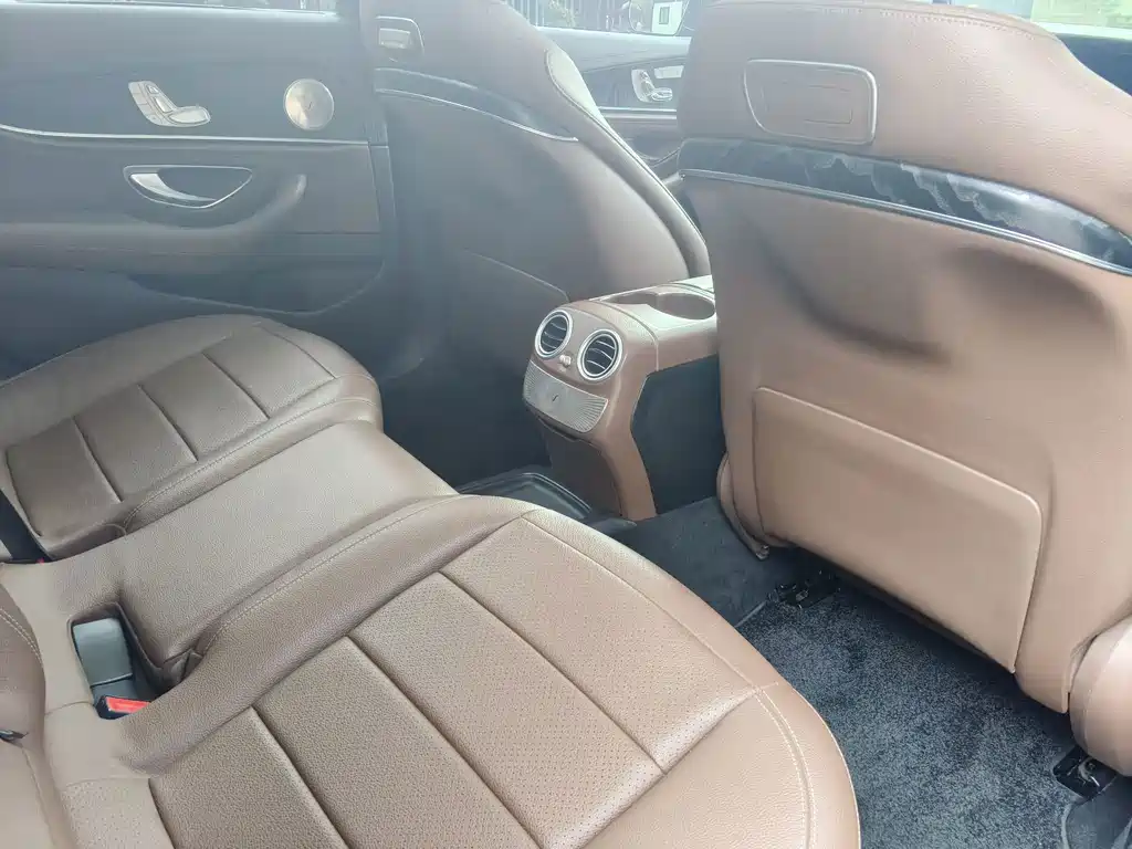 Mercedes-Benz E-Class — миниатюра 8