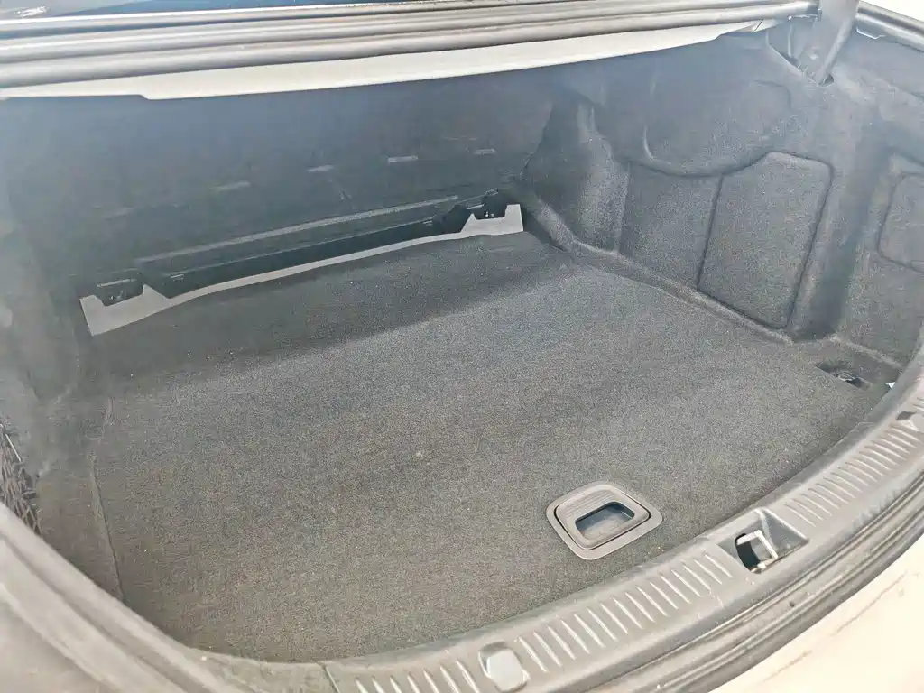 Mercedes-Benz E-Class — миниатюра 9