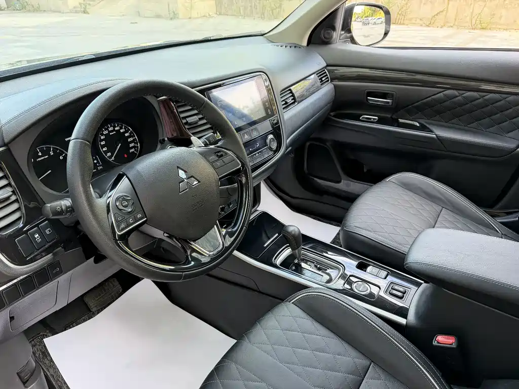 Mitsubishi Outlander — миниатюра 5