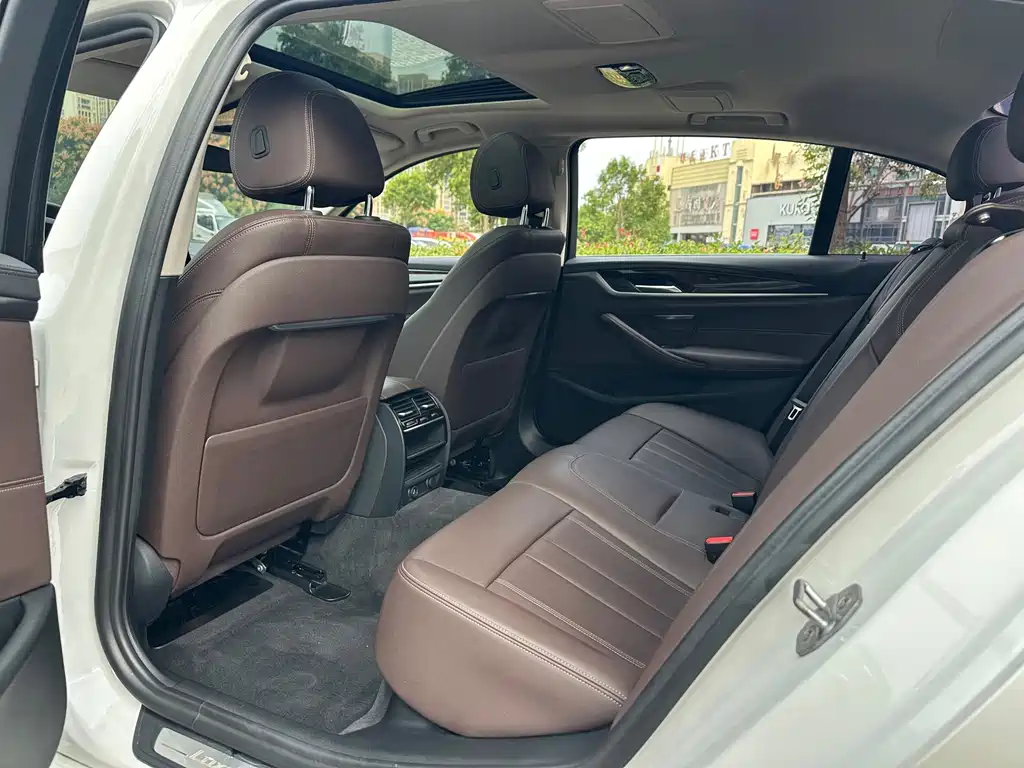 BMW 5 Series — миниатюра 7