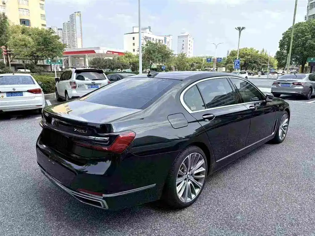 BMW 7 Series — миниатюра 4