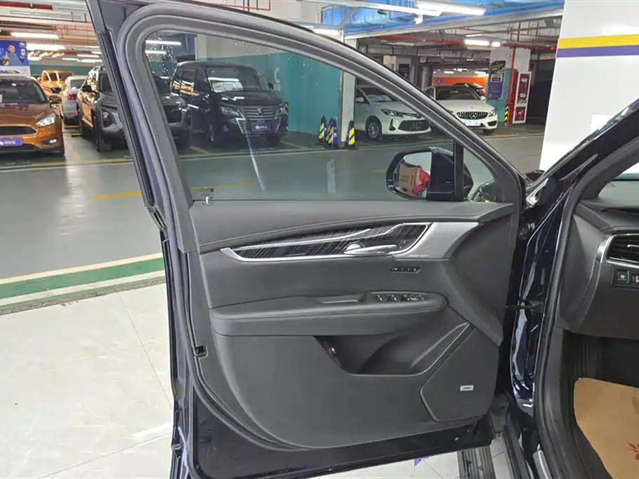 Cadillac XT6 2022 2.0T мест Luxury
