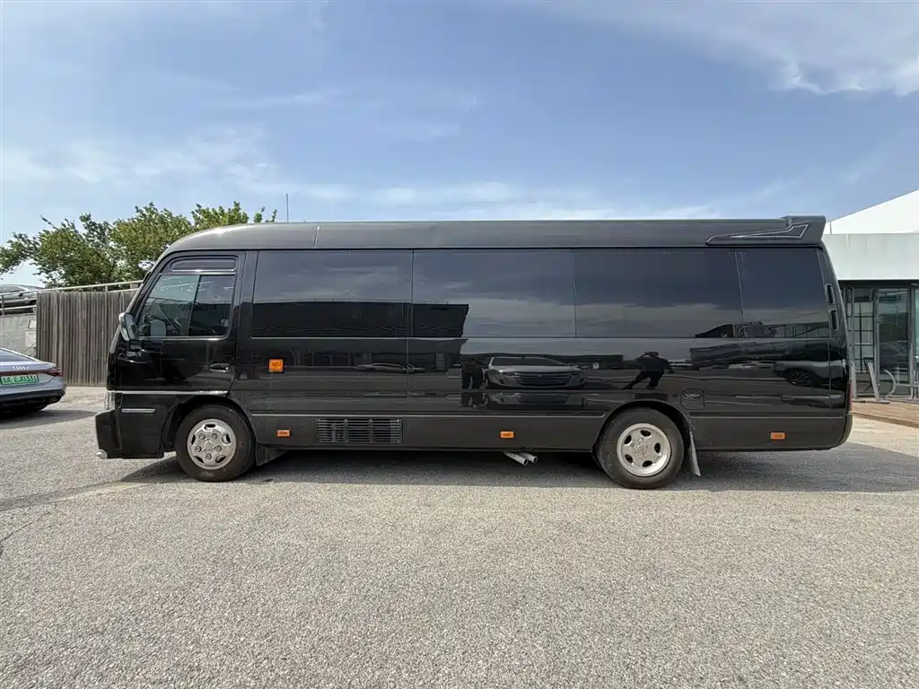 Toyota Coaster — миниатюра 2