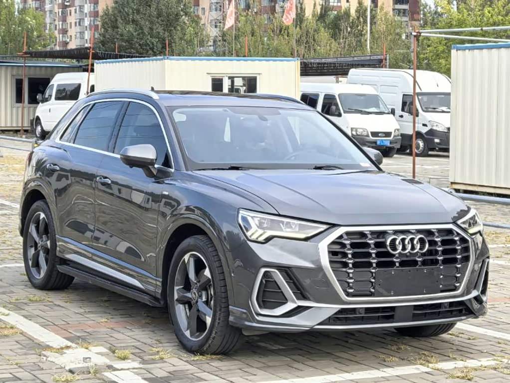 Audi Q3 1.4 л 2023 г. Серебристо-серый, пробег 26000 км