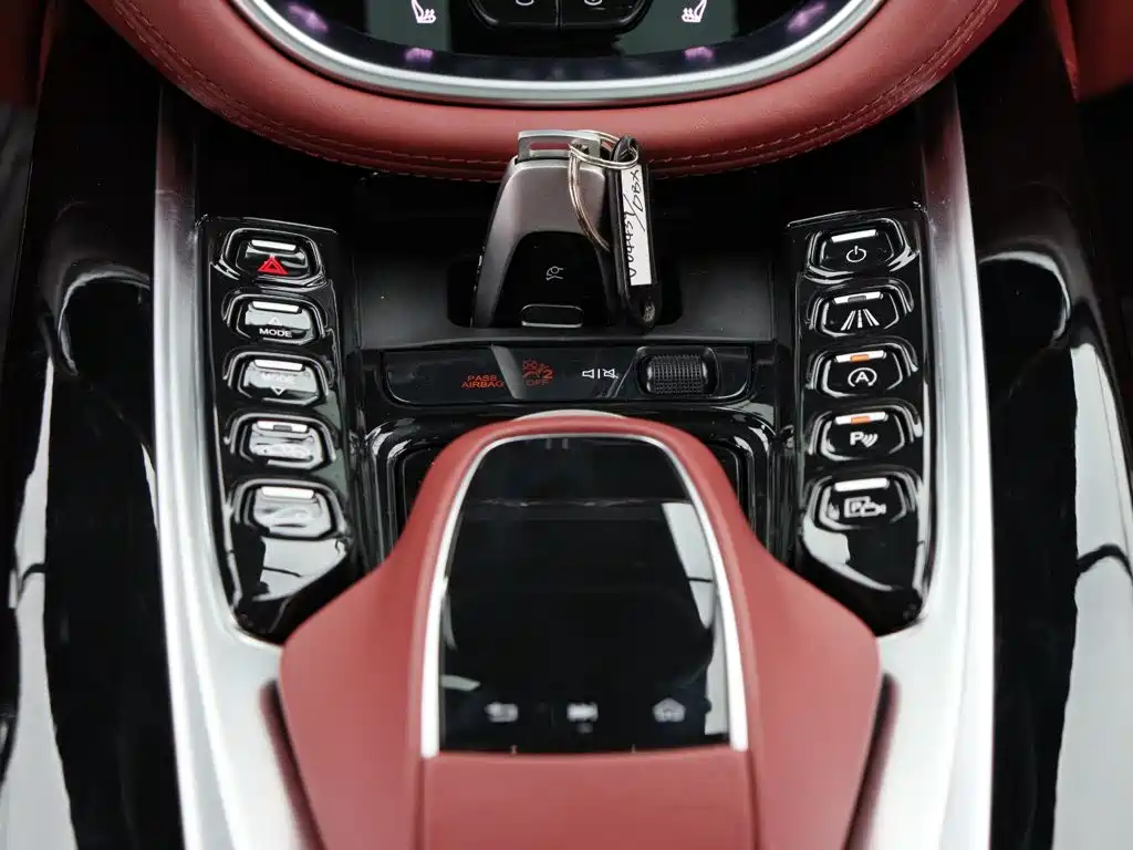 Aston Martin DBX — миниатюра 20