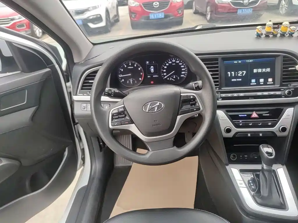 Hyundai Elantra — миниатюра 11