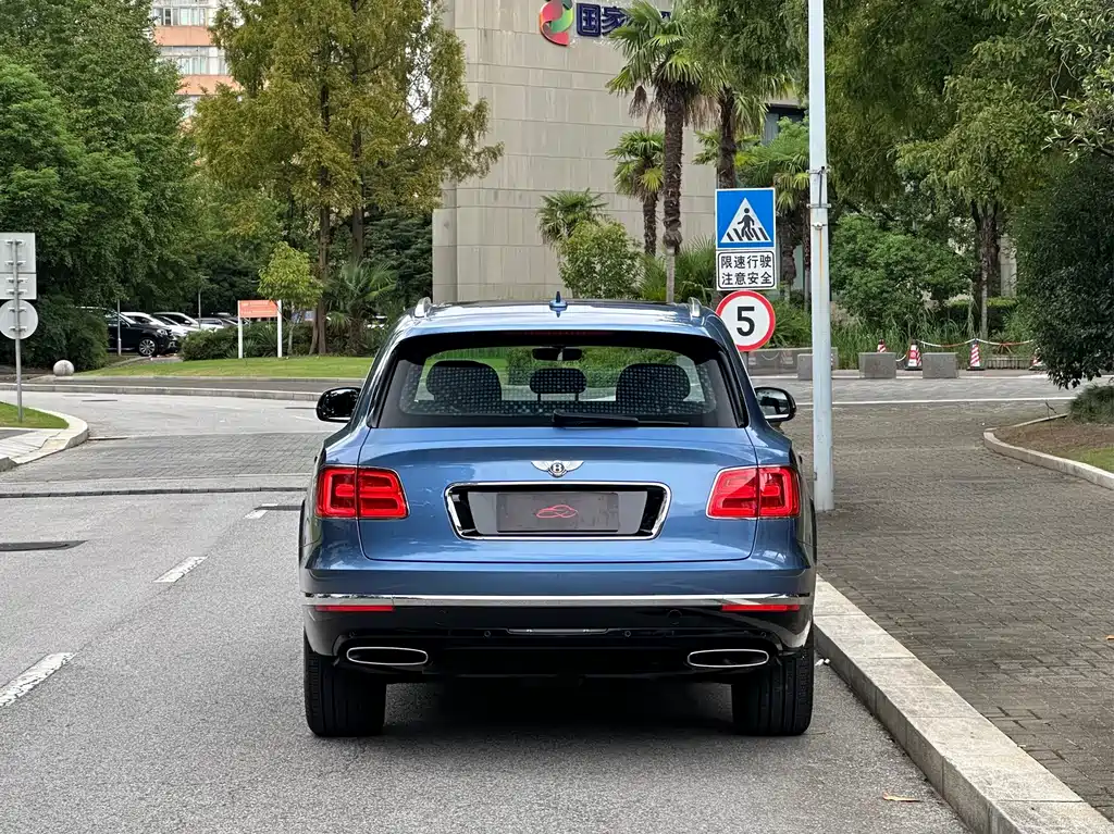 Bentley Bentayga — миниатюра 4