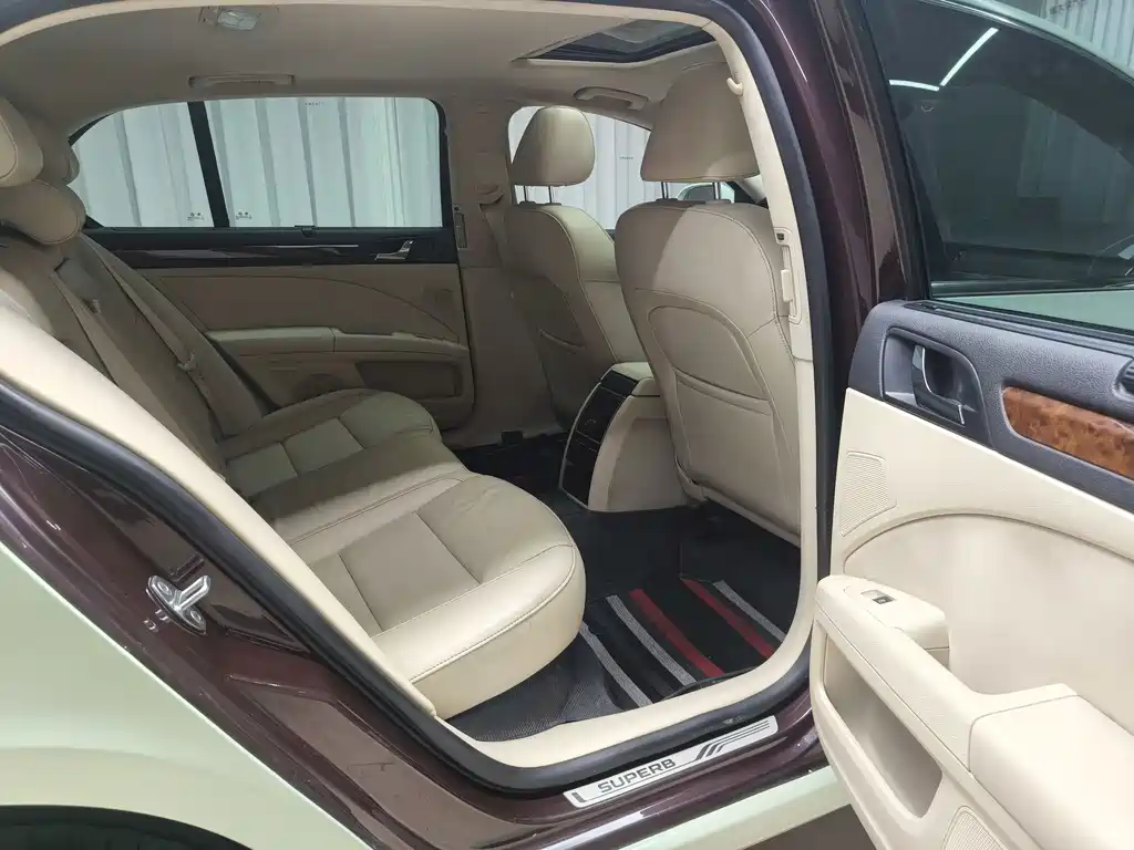 Skoda Superb — миниатюра 12