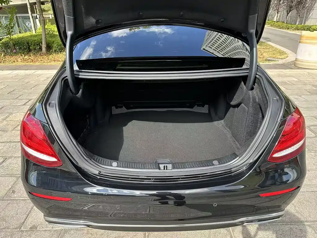 Mercedes-Benz E-Class — миниатюра 36