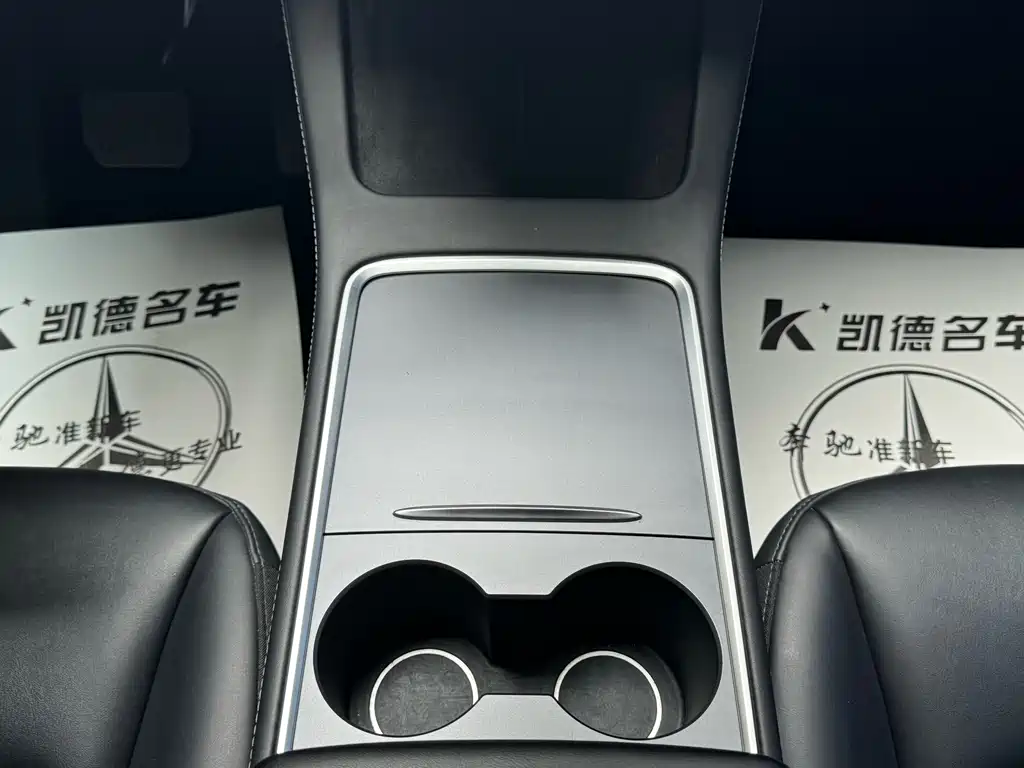 Tesla Model Y — миниатюра 12