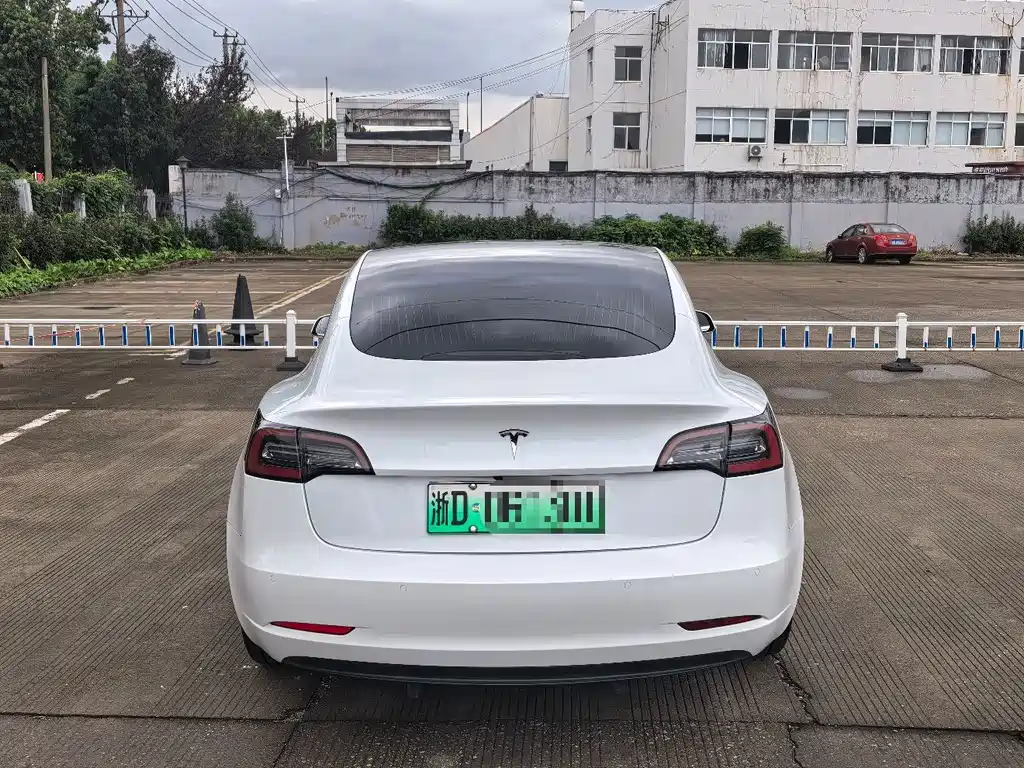 Tesla Model 3 — миниатюра 5