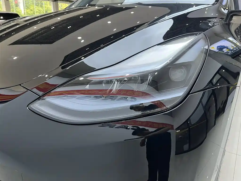 Tesla Model Y — миниатюра 8