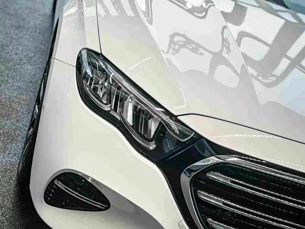 Mercedes-Benz E-Class — миниатюра 9