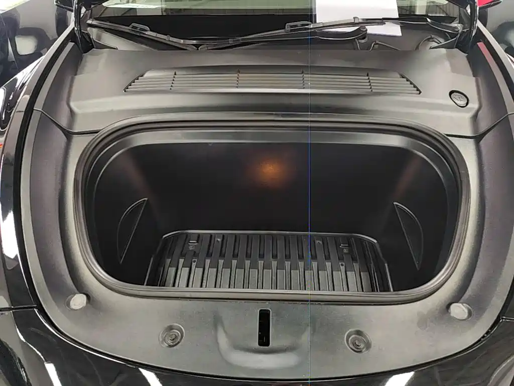 Tesla Model Y — миниатюра 20